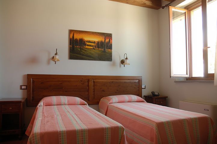 Camera con due letti singoli e finestra sulla campagna