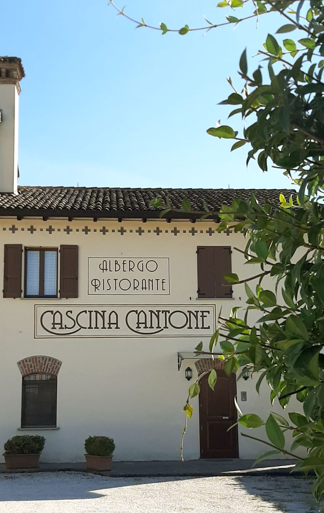 La facciata di Cascina Cantone con l’insegna Albergo Ristorante