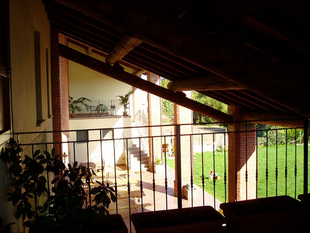Il portico della cascina affacciato sul giardino